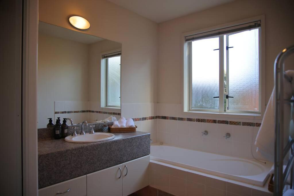 Modern Lifestyle Retreat With Stunning City View Auckland Bagian luar foto