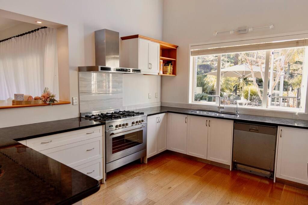 Modern Lifestyle Retreat With Stunning City View Auckland Bagian luar foto