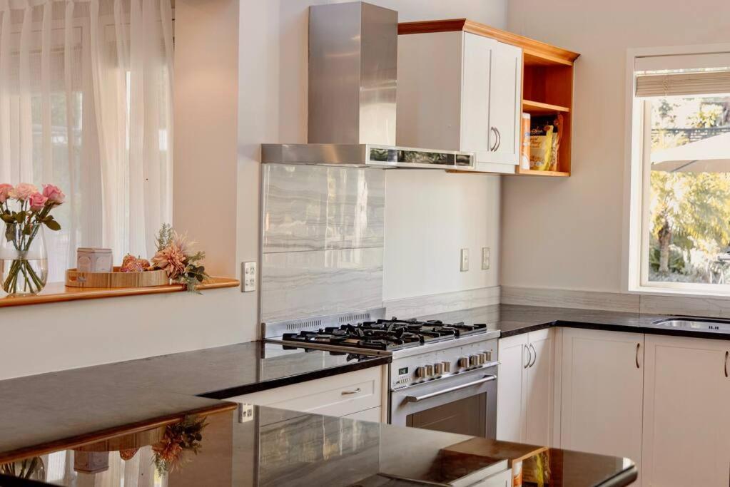 Modern Lifestyle Retreat With Stunning City View Auckland Bagian luar foto