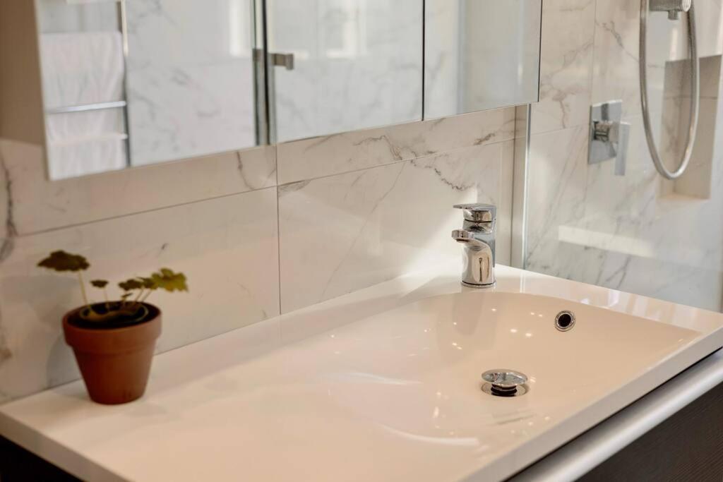 Modern Lifestyle Retreat With Stunning City View Auckland Bagian luar foto