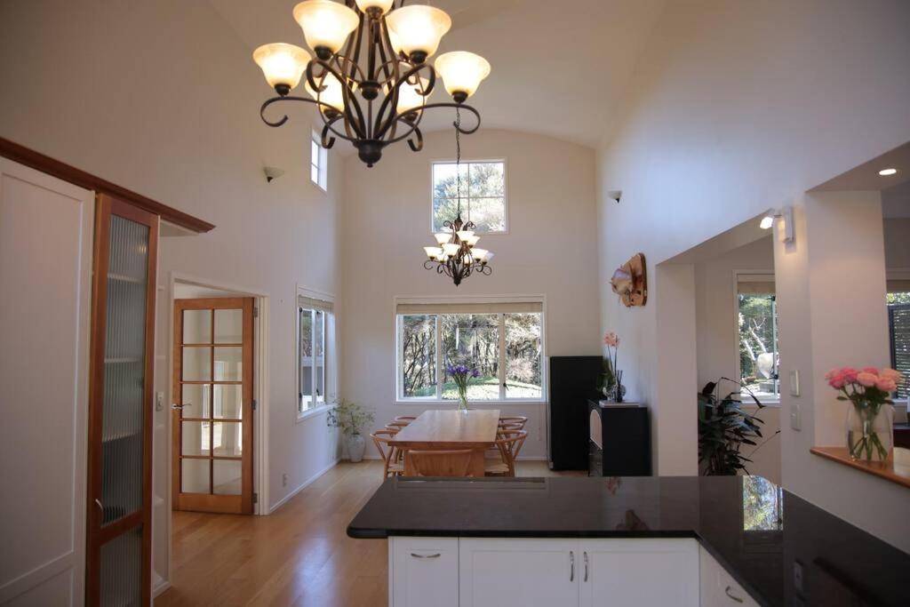 Modern Lifestyle Retreat With Stunning City View Auckland Bagian luar foto