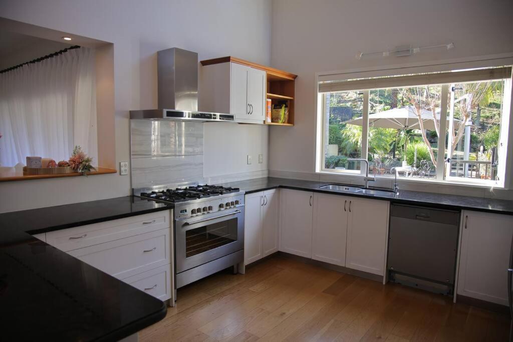 Modern Lifestyle Retreat With Stunning City View Auckland Bagian luar foto